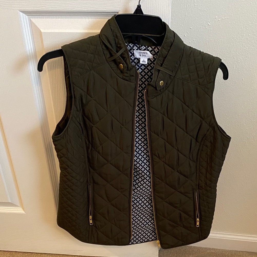 Crown & Ivy Quilted Olive Vest Size Small
